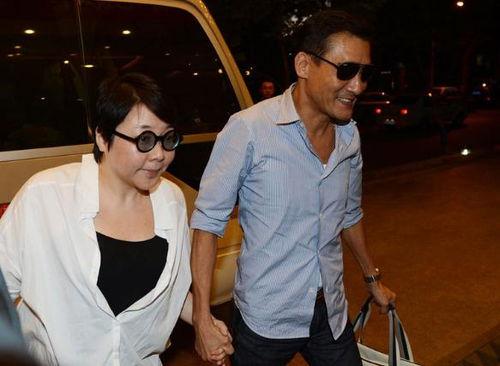 朱百万夫妇娱乐吃瓜,揭秘明星夫妻的甜蜜生活与幕后故事